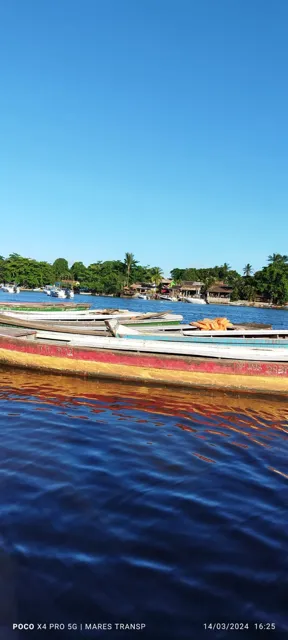 Cores e barcos à beira do rio