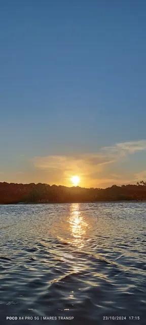 O sol se despede no rio